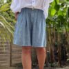 Short femme en lin bleu - Modèle Timéo Élégance et fraîcheur estivale réunies dans le short Timéo. Sa coupe droite et ample épouse le corps tout en liberté. Coupe droite, ample et confortable Pinces à l’avant pour une taille structurée Fermeture zippée + bouton Passants à la taille pour ajouter une ceinture Dos élastiqué pour un ajustement parfait Coloris bleu, profond et lumineux 100 % lin naturel, léger et respirant Fabrication italienne de qualité Idéal pour les beaux jours, ce short s’associe facilement à toutes vos tenues. Portez-le avec un top blanc ou un chemisier coloré. Conseil taille : Le modèle taille normalement. Prenez votre taille habituelle.