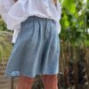 Short femme en lin bleu - Modèle Timéo Élégance et fraîcheur estivale réunies dans le short Timéo. Sa coupe droite et ample épouse le corps tout en liberté. Coupe droite, ample et confortable Pinces à l’avant pour une taille structurée Fermeture zippée + bouton Passants à la taille pour ajouter une ceinture Dos élastiqué pour un ajustement parfait Coloris bleu, profond et lumineux 100 % lin naturel, léger et respirant Fabrication italienne de qualité Idéal pour les beaux jours, ce short s’associe facilement à toutes vos tenues. Portez-le avec un top blanc ou un chemisier coloré. Conseil taille : Le modèle taille normalement. Prenez votre taille habituelle.