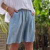 Short femme en lin bleu - Modèle Timéo Élégance et fraîcheur estivale réunies dans le short Timéo. Sa coupe droite et ample épouse le corps tout en liberté. Coupe droite, ample et confortable Pinces à l’avant pour une taille structurée Fermeture zippée + bouton Passants à la taille pour ajouter une ceinture Dos élastiqué pour un ajustement parfait Coloris bleu, profond et lumineux 100 % lin naturel, léger et respirant Fabrication italienne de qualité Idéal pour les beaux jours, ce short s’associe facilement à toutes vos tenues. Portez-le avec un top blanc ou un chemisier coloré. Conseil taille : Le modèle taille normalement. Prenez votre taille habituelle.