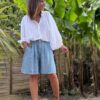 Short femme en lin bleu - Modèle Timéo Élégance et fraîcheur estivale réunies dans le short Timéo. Sa coupe droite et ample épouse le corps tout en liberté. Coupe droite, ample et confortable Pinces à l’avant pour une taille structurée Fermeture zippée + bouton Passants à la taille pour ajouter une ceinture Dos élastiqué pour un ajustement parfait Coloris bleu, profond et lumineux 100 % lin naturel, léger et respirant Fabrication italienne de qualité Idéal pour les beaux jours, ce short s’associe facilement à toutes vos tenues. Portez-le avec un top blanc ou un chemisier coloré. Conseil taille : Le modèle taille normalement. Prenez votre taille habituelle.