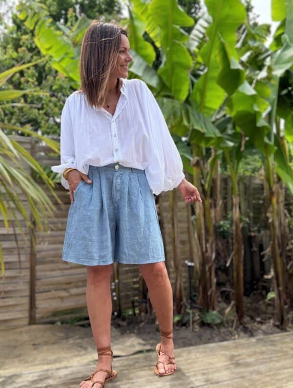 Short femme en lin bleu - Modèle Timéo Élégance et fraîcheur estivale réunies dans le short Timéo. Sa coupe droite et ample épouse le corps tout en liberté. Coupe droite, ample et confortable Pinces à l’avant pour une taille structurée Fermeture zippée + bouton Passants à la taille pour ajouter une ceinture Dos élastiqué pour un ajustement parfait Coloris bleu, profond et lumineux 100 % lin naturel, léger et respirant Fabrication italienne de qualité Idéal pour les beaux jours, ce short s’associe facilement à toutes vos tenues. Portez-le avec un top blanc ou un chemisier coloré. Conseil taille : Le modèle taille normalement. Prenez votre taille habituelle.