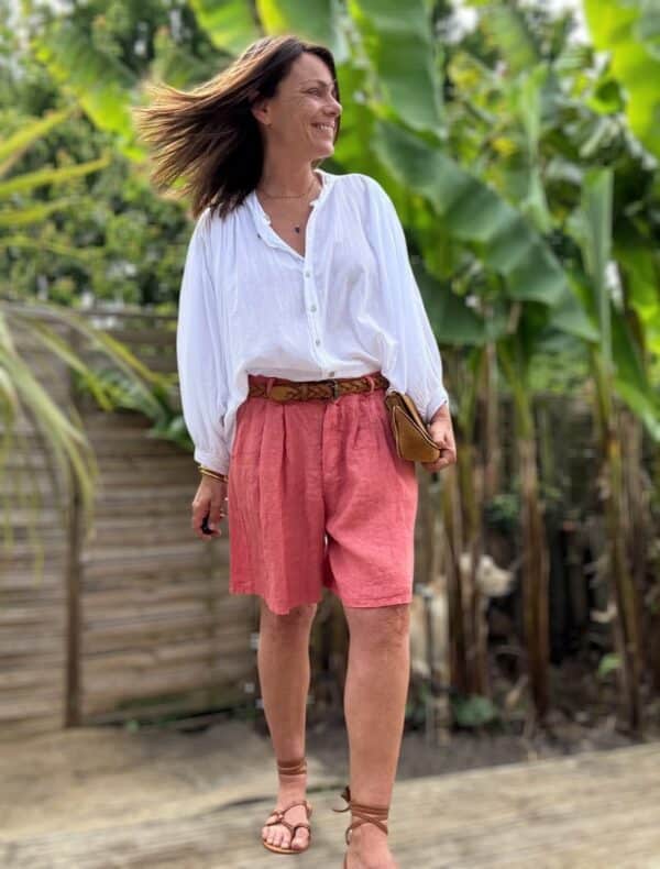 Short femme en lin terracotta - Modèle Timéo Découvrez le short Timéo, un indispensable en lin pour l’été. Sa coupe droite et ample offre une silhouette élégante et décontractée. Coupe droite et fluide Pinces à l’avant pour structurer la taille Fermeture zippée discrète + bouton Passants pour ceinture Dos élastiqué pour plus de confort Coloris terracotta, chaud et naturel Tissu 100 % lin, léger et respirant Fabriqué en Italie Ce short est parfait pour composer des tenues estivales. Associez-le à un haut fluide ou une chemise nouée. Portez-le aussi bien en ville qu’en bord de mer. Conseil taille : Ce modèle taille normalement. Choisissez votre taille habituelle.