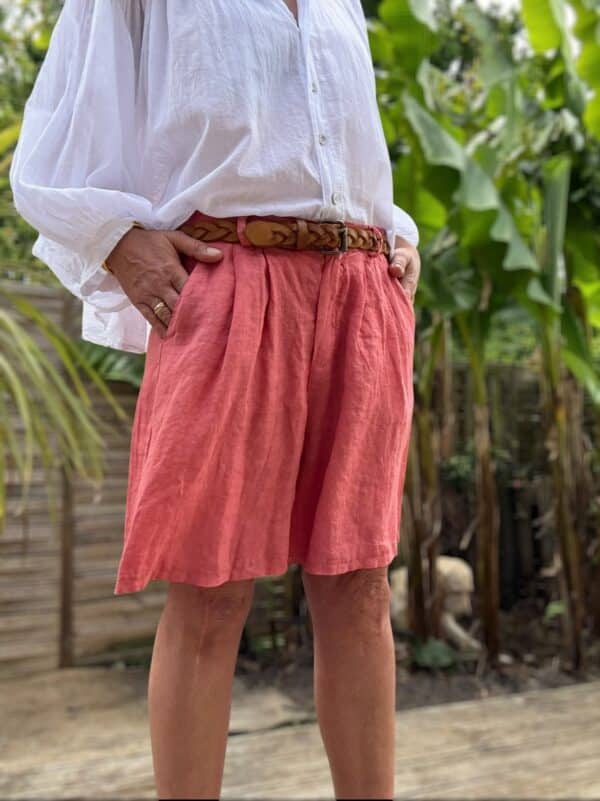 Short femme en lin terracotta - Modèle Timéo Découvrez le short Timéo, un indispensable en lin pour l’été. Sa coupe droite et ample offre une silhouette élégante et décontractée. Coupe droite et fluide Pinces à l’avant pour structurer la taille Fermeture zippée discrète + bouton Passants pour ceinture Dos élastiqué pour plus de confort Coloris terracotta, chaud et naturel Tissu 100 % lin, léger et respirant Fabriqué en Italie Ce short est parfait pour composer des tenues estivales. Associez-le à un haut fluide ou une chemise nouée. Portez-le aussi bien en ville qu’en bord de mer. Conseil taille : Ce modèle taille normalement. Choisissez votre taille habituelle.