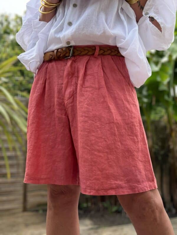 Short femme en lin terracotta - Modèle Timéo Découvrez le short Timéo, un indispensable en lin pour l’été. Sa coupe droite et ample offre une silhouette élégante et décontractée. Coupe droite et fluide Pinces à l’avant pour structurer la taille Fermeture zippée discrète + bouton Passants pour ceinture Dos élastiqué pour plus de confort Coloris terracotta, chaud et naturel Tissu 100 % lin, léger et respirant Fabriqué en Italie Ce short est parfait pour composer des tenues estivales. Associez-le à un haut fluide ou une chemise nouée. Portez-le aussi bien en ville qu’en bord de mer. Conseil taille : Ce modèle taille normalement. Choisissez votre taille habituelle.