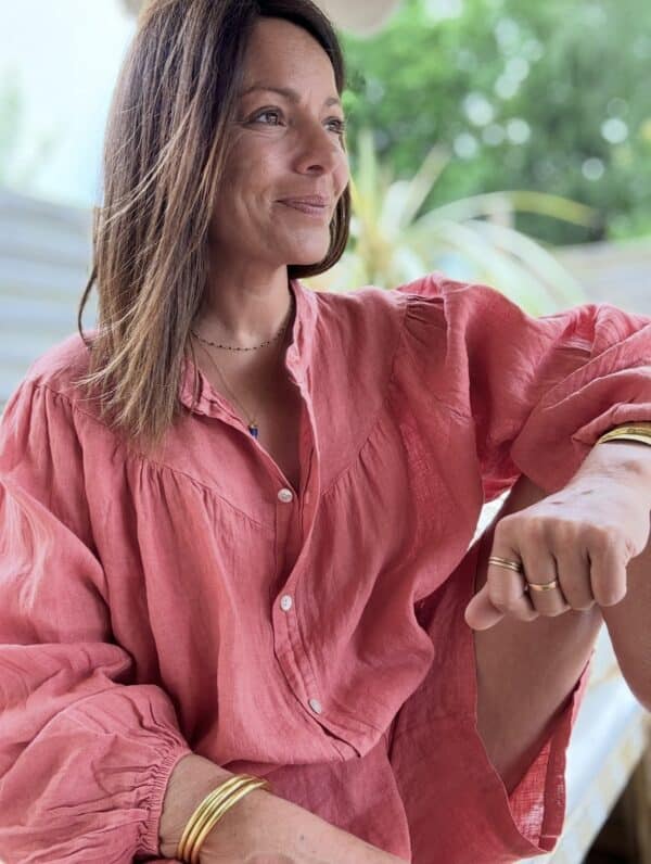 La chemise Romane est en lin naturel , a boutons nacrés et une jolie couleur couleur terracotta. fabrication italienne.