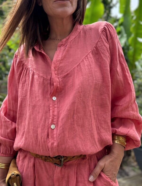 Chemise Romane en lin terracotta – Taille unique 36-42 Romane est une chemise en lin pour femme, confectionnée en Italie dans un lin souple et respirant. Coupe droite et ample Taille unique : convient du 36 au 42 Col Mao élégant Boutons nacrés ton sur ton Découpe devant et dos pour une silhouette structurée Manches longues légèrement ballon Finition élastiquée aux poignets Coloris terracotta chaud et lumineux 100 % lin naturel Fabrication italienne À porter avec un jean taille haute ou une jupe fluide. Idéale pour un look estival chic, au bureau ou en vacances. Conseil style : Portez-la ouverte sur un top blanc ou nouée sur un short taille haute.
