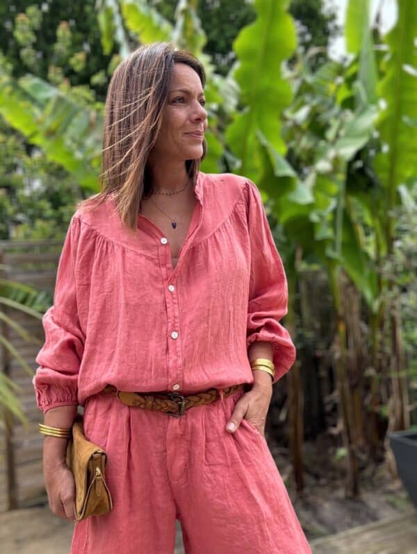 Chemise Romane en lin terracotta – Taille unique 36-42 Romane est une chemise en lin pour femme, confectionnée en Italie dans un lin souple et respirant. Coupe droite et ample Taille unique : convient du 36 au 42 Col Mao élégant Boutons nacrés ton sur ton Découpe devant et dos pour une silhouette structurée Manches longues légèrement ballon Finition élastiquée aux poignets Coloris terracotta chaud et lumineux 100 % lin naturel Fabrication italienne À porter avec un jean taille haute ou une jupe fluide. Idéale pour un look estival chic, au bureau ou en vacances. Conseil style : Portez-la ouverte sur un top blanc ou nouée sur un short taille haute.
