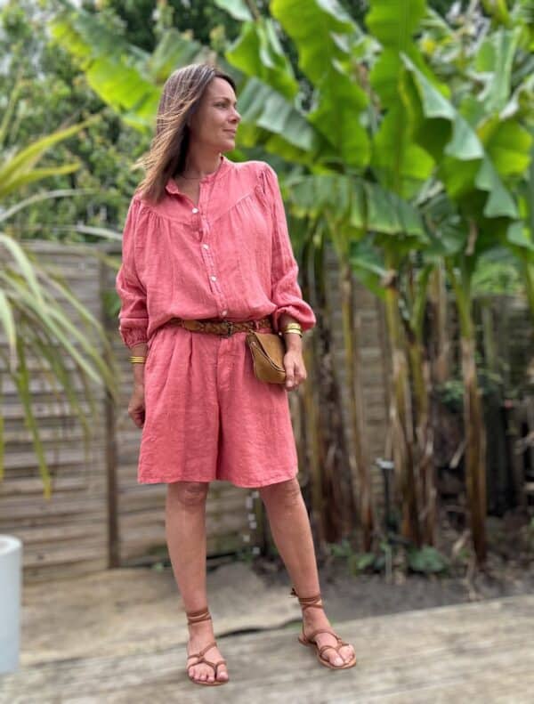 Short femme en lin terracotta - Modèle Timéo Découvrez le short Timéo, un indispensable en lin pour l’été. Sa coupe droite et ample offre une silhouette élégante et décontractée. Coupe droite et fluide Pinces à l’avant pour structurer la taille Fermeture zippée discrète + bouton Passants pour ceinture Dos élastiqué pour plus de confort Coloris terracotta, chaud et naturel Tissu 100 % lin, léger et respirant Fabriqué en Italie Ce short est parfait pour composer des tenues estivales. Associez-le à un haut fluide ou une chemise nouée. Portez-le aussi bien en ville qu’en bord de mer. Conseil taille : Ce modèle taille normalement. Choisissez votre taille habituelle.