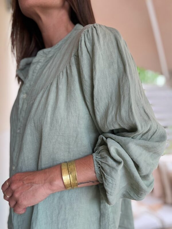 Chemise en lin kaki Romane manches ballon – Image 7