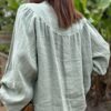 Chemise Romane en lin kaki – Taille unique 36-42 La chemise Romane revient dans une teinte kaki douce et polyvalente. Un basique chic fabriqué en Italie. Coupe droite et ample Taille unique : convient du 36 au 42 Col Mao élégant et discret Boutons nacrés brillants Découpe devant et dos Manches longues légèrement ballon Finitions élastiques aux poignets Coloris kaki naturel 100 % lin de qualité supérieure Fabrication italienne À porter avec un pantalon large, un short en lin ou une jupe fluide. Idéale pour composer un look naturel et raffiné. Conseil style : Associez-la à des tons clairs ou à des matières texturées pour un style casual-chic.