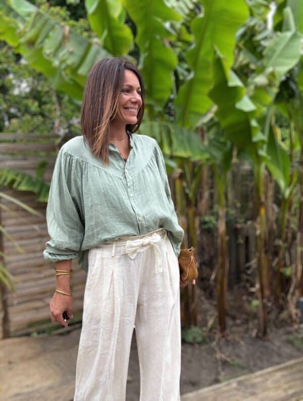 Chemise Romane en lin kaki – Taille unique 36-42 La chemise Romane revient dans une teinte kaki douce et polyvalente. Un basique chic fabriqué en Italie. Coupe droite et ample Taille unique : convient du 36 au 42 Col Mao élégant et discret Boutons nacrés brillants Découpe devant et dos Manches longues légèrement ballon Finitions élastiques aux poignets Coloris kaki naturel 100 % lin de qualité supérieure Fabrication italienne À porter avec un pantalon large, un short en lin ou une jupe fluide. Idéale pour composer un look naturel et raffiné. Conseil style : Associez-la à des tons clairs ou à des matières texturées pour un style casual-chic.