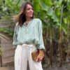 Chemise Romane en lin kaki – Taille unique 36-42 La chemise Romane revient dans une teinte kaki douce et polyvalente. Un basique chic fabriqué en Italie. Coupe droite et ample Taille unique : convient du 36 au 42 Col Mao élégant et discret Boutons nacrés brillants Découpe devant et dos Manches longues légèrement ballon Finitions élastiques aux poignets Coloris kaki naturel 100 % lin de qualité supérieure Fabrication italienne À porter avec un pantalon large, un short en lin ou une jupe fluide. Idéale pour composer un look naturel et raffiné. Conseil style : Associez-la à des tons clairs ou à des matières texturées pour un style casual-chic.