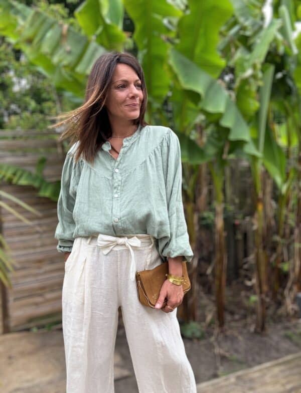Chemise Romane en lin kaki – Taille unique 36-42 La chemise Romane revient dans une teinte kaki douce et polyvalente. Un basique chic fabriqué en Italie. Coupe droite et ample Taille unique : convient du 36 au 42 Col Mao élégant et discret Boutons nacrés brillants Découpe devant et dos Manches longues légèrement ballon Finitions élastiques aux poignets Coloris kaki naturel 100 % lin de qualité supérieure Fabrication italienne À porter avec un pantalon large, un short en lin ou une jupe fluide. Idéale pour composer un look naturel et raffiné. Conseil style : Associez-la à des tons clairs ou à des matières texturées pour un style casual-chic.