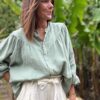 Chemise Romane en lin kaki – Taille unique 36-42 La chemise Romane revient dans une teinte kaki douce et polyvalente. Un basique chic fabriqué en Italie. Coupe droite et ample Taille unique : convient du 36 au 42 Col Mao élégant et discret Boutons nacrés brillants Découpe devant et dos Manches longues légèrement ballon Finitions élastiques aux poignets Coloris kaki naturel 100 % lin de qualité supérieure Fabrication italienne À porter avec un pantalon large, un short en lin ou une jupe fluide. Idéale pour composer un look naturel et raffiné. Conseil style : Associez-la à des tons clairs ou à des matières texturées pour un style casual-chic.