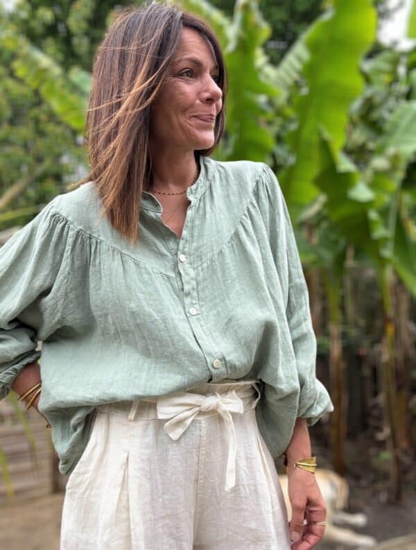 Chemise Romane en lin kaki – Taille unique 36-42 La chemise Romane revient dans une teinte kaki douce et polyvalente. Un basique chic fabriqué en Italie. Coupe droite et ample Taille unique : convient du 36 au 42 Col Mao élégant et discret Boutons nacrés brillants Découpe devant et dos Manches longues légèrement ballon Finitions élastiques aux poignets Coloris kaki naturel 100 % lin de qualité supérieure Fabrication italienne À porter avec un pantalon large, un short en lin ou une jupe fluide. Idéale pour composer un look naturel et raffiné. Conseil style : Associez-la à des tons clairs ou à des matières texturées pour un style casual-chic.