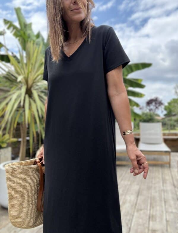 Robe Asia – Robe noire en coton col V Réf. : ASIA-NOIR En stock Robe noire Asia. Col V, manches courtes. Coton léger, coupe droite. Fentes latérales. Taille unique 36 à 42. Fabriquée en Italie. Description Asia est une robe noire légère et confortable. Col V, manches courtes, coupe droite et fentes sur les côtés. Parfaite pour l'été. Sa matière en coton 100 % assure respirabilité et douceur. Fabriquée en Italie. Détails du produit Nom : Asia Couleur : Noir Col : V Manches : Courtes Coupe : Droite avec fentes latérales Matière : 100 % coton Taille unique : Convient du 36 au 42 Fabrication : Italie Conseil style Portez Asia avec des sandales ou des espadrilles. Ajoutez une ceinture pour marquer la taille ou laissez-la fluide. #Asia #RobeNoire #MadeInItaly #CotonLéger #LookÉté