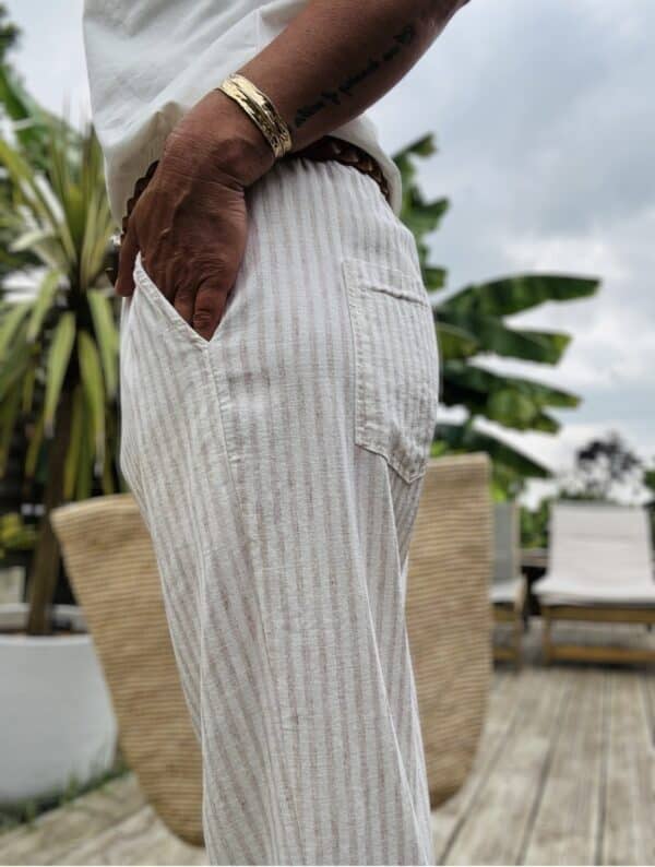 Pantalon Samba – Beige rayé Réf. : SAMBA-BEIGE En stock Pantalon Samba beige rayé. Taille élastique avec lien. Coton-lin. Coupe droite. Taille unique 36 à 40. Fabriqué en Italie. Description Samba, le pantalon beige rayé, léger et agréable à porter. Taille unique 36-40. Coton et lin. Made in Italy. Détails du produit Nom : Samba Couleur : Beige rayé Autre couleur : Existe en kaki Coupe : Droite, légèrement ample Taille : Élastique avec lien à nouer Matière : 70 % coton, 30 % lin Taille unique : Convient du 36 au 40 Poches : Côtés et dos Fabrication : Italie Conseil style À associer avec un débardeur blanc ou une chemise nouée pour un look frais et chic. #Samba #PantalonBeige #MadeInItaly #LookEstival #CotonLin