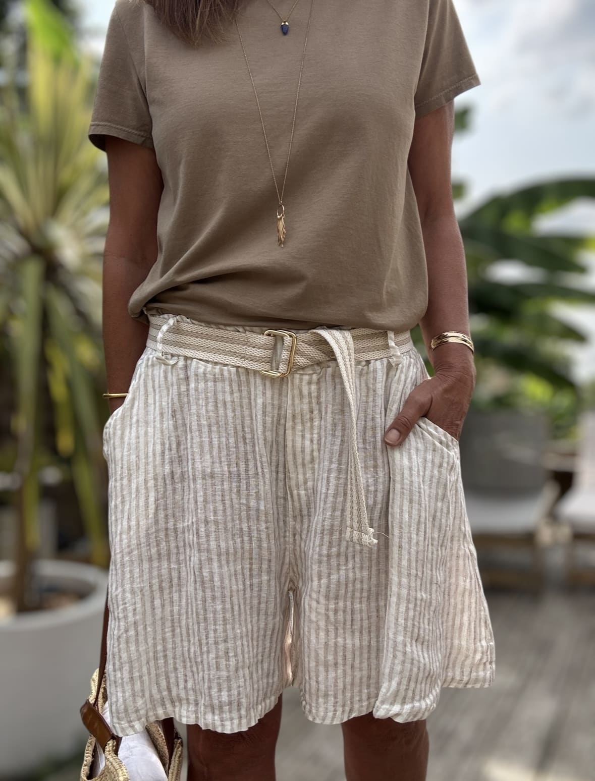 Short Moha – Rayé beige Réf. : MOHA-BEIGE En stock Short rayé beige en lin, taille élastique avec ceinture à nouer. Coupe ample. Taille unique 36-40. Fabrication italienne. Description Le short Moha rayé beige est fluide et léger. En lin, coupe ample, taille élastique. Poches côtés. Made in Italy. Détails du produit Nom : Moha Couleur : Rayé beige Coupe : Ample Taille : Élastique + ceinture Matière : 100 % lin Poches : Côtés Taille unique : Convient du 36 au 40 Fabrication : Italie Conseil style Associez-le à une chemise blanche fluide ou un débardeur ajusté pour un look estival simple et chic. #ShortMoha #LookÉté #LinNaturel #MadeInItaly #ModeResponsable