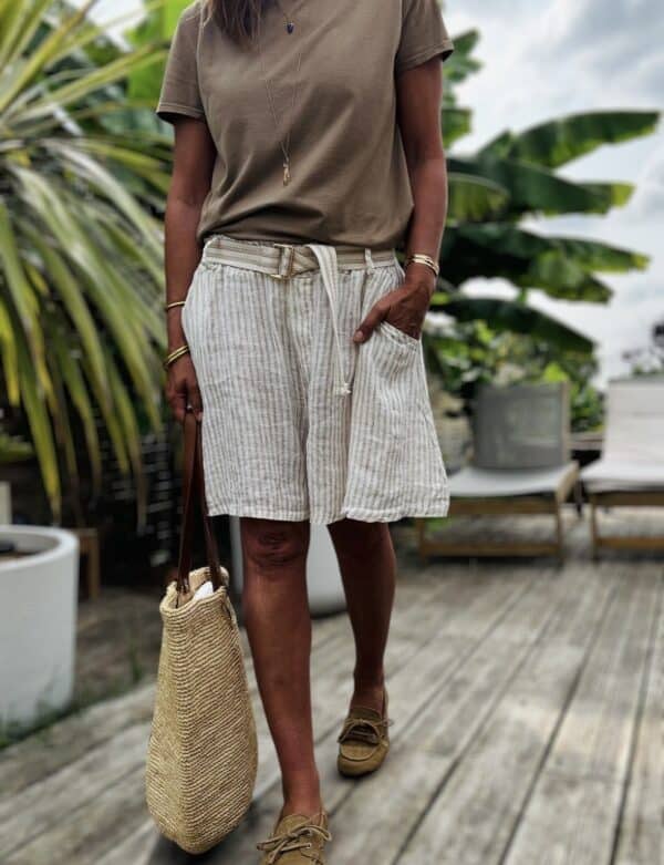 Short Moha – Rayé beige Réf. : MOHA-BEIGE En stock Short rayé beige en lin, taille élastique avec ceinture à nouer. Coupe ample. Taille unique 36-40. Fabrication italienne. Description Le short Moha rayé beige est fluide et léger. En lin, coupe ample, taille élastique. Poches côtés. Made in Italy. Détails du produit Nom : Moha Couleur : Rayé beige Coupe : Ample Taille : Élastique + ceinture Matière : 100 % lin Poches : Côtés Taille unique : Convient du 36 au 40 Fabrication : Italie Conseil style Associez-le à une chemise blanche fluide ou un débardeur ajusté pour un look estival simple et chic. #ShortMoha #LookÉté #LinNaturel #MadeInItaly #ModeResponsable