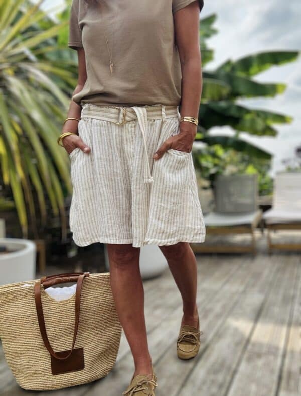 Short Moha – Rayé beige Réf. : MOHA-BEIGE En stock Short rayé beige en lin, taille élastique avec ceinture à nouer. Coupe ample. Taille unique 36-40. Fabrication italienne. Description Le short Moha rayé beige est fluide et léger. En lin, coupe ample, taille élastique. Poches côtés. Made in Italy. Détails du produit Nom : Moha Couleur : Rayé beige Coupe : Ample Taille : Élastique + ceinture Matière : 100 % lin Poches : Côtés Taille unique : Convient du 36 au 40 Fabrication : Italie Conseil style Associez-le à une chemise blanche fluide ou un débardeur ajusté pour un look estival simple et chic. #ShortMoha #LookÉté #LinNaturel #MadeInItaly #ModeResponsable