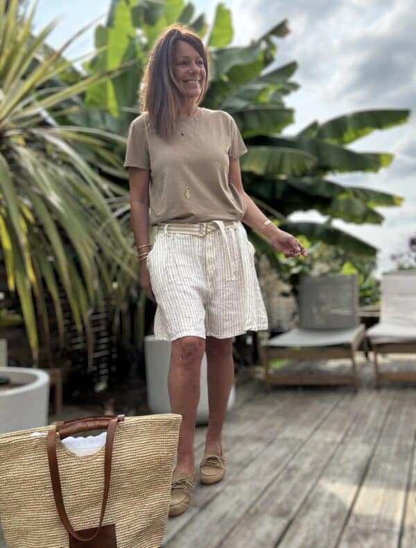 Short Moha – Rayé beige Réf. : MOHA-BEIGE En stock Short rayé beige en lin, taille élastique avec ceinture à nouer. Coupe ample. Taille unique 36-40. Fabrication italienne. Description Le short Moha rayé beige est fluide et léger. En lin, coupe ample, taille élastique. Poches côtés. Made in Italy. Détails du produit Nom : Moha Couleur : Rayé beige Coupe : Ample Taille : Élastique + ceinture Matière : 100 % lin Poches : Côtés Taille unique : Convient du 36 au 40 Fabrication : Italie Conseil style Associez-le à une chemise blanche fluide ou un débardeur ajusté pour un look estival simple et chic. #ShortMoha #LookÉté #LinNaturel #MadeInItaly #ModeResponsable