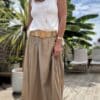 Jupe longue Elena – Camel Réf. : ELENA-CAMEL En stock Jupe longue en voile de coton camel. Taille élastique. Ceinture amovible. Doublée jusqu’au genou. Taille unique 36-42/44. Fabriquée en Italie. Description La jupe Elena en voile de coton est un essentiel de saison. Longue, fluide et confortable. Idéale pour les beaux jours. Détails du produit Nom : Elena Type : Jupe longue Couleur : Camel Matière : Voile de coton Doublure : Jusqu’au genou Taille : Unique (convient 36 à 42/44) Ceinture : Amovible, à nouer Fabrication : Italie Conseil style Associez-la avec un top blanc ou un débardeur beige pour un look lumineux et naturel. #ElenaJupe #JupeCamel #VoileDeCoton #MadeInItaly #LookEstival