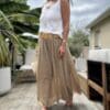 Jupe longue Elena – Camel Réf. : ELENA-CAMEL En stock Jupe longue en voile de coton camel. Taille élastique. Ceinture amovible. Doublée jusqu’au genou. Taille unique 36-42/44. Fabriquée en Italie. Description La jupe Elena en voile de coton est un essentiel de saison. Longue, fluide et confortable. Idéale pour les beaux jours. Détails du produit Nom : Elena Type : Jupe longue Couleur : Camel Matière : Voile de coton Doublure : Jusqu’au genou Taille : Unique (convient 36 à 42/44) Ceinture : Amovible, à nouer Fabrication : Italie Conseil style Associez-la avec un top blanc ou un débardeur beige pour un look lumineux et naturel. #ElenaJupe #JupeCamel #VoileDeCoton #MadeInItaly #LookEstival