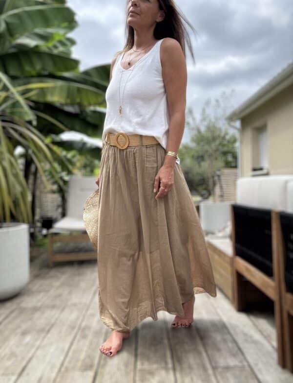 Jupe longue Elena – Camel Réf. : ELENA-CAMEL En stock Jupe longue en voile de coton camel. Taille élastique. Ceinture amovible. Doublée jusqu’au genou. Taille unique 36-42/44. Fabriquée en Italie. Description La jupe Elena en voile de coton est un essentiel de saison. Longue, fluide et confortable. Idéale pour les beaux jours. Détails du produit Nom : Elena Type : Jupe longue Couleur : Camel Matière : Voile de coton Doublure : Jusqu’au genou Taille : Unique (convient 36 à 42/44) Ceinture : Amovible, à nouer Fabrication : Italie Conseil style Associez-la avec un top blanc ou un débardeur beige pour un look lumineux et naturel. #ElenaJupe #JupeCamel #VoileDeCoton #MadeInItaly #LookEstival