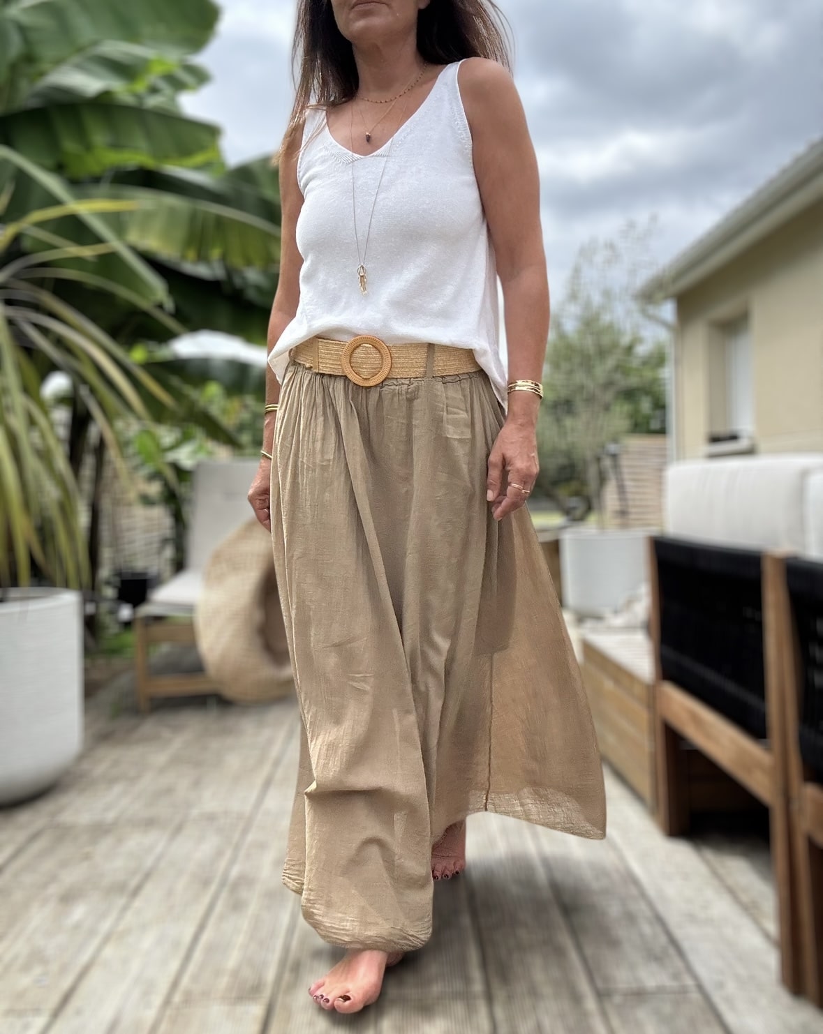 Jupe longue Elena – Camel Réf. : ELENA-CAMEL En stock Jupe longue en voile de coton camel. Taille élastique. Ceinture amovible. Doublée jusqu’au genou. Taille unique 36-42/44. Fabriquée en Italie. Description La jupe Elena en voile de coton est un essentiel de saison. Longue, fluide et confortable. Idéale pour les beaux jours. Détails du produit Nom : Elena Type : Jupe longue Couleur : Camel Matière : Voile de coton Doublure : Jusqu’au genou Taille : Unique (convient 36 à 42/44) Ceinture : Amovible, à nouer Fabrication : Italie Conseil style Associez-la avec un top blanc ou un débardeur beige pour un look lumineux et naturel. #ElenaJupe #JupeCamel #VoileDeCoton #MadeInItaly #LookEstival
