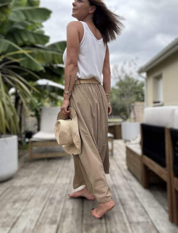 Jupe longue Elena – Camel Réf. : ELENA-CAMEL En stock Jupe longue en voile de coton camel. Taille élastique. Ceinture amovible. Doublée jusqu’au genou. Taille unique 36-42/44. Fabriquée en Italie. Description La jupe Elena en voile de coton est un essentiel de saison. Longue, fluide et confortable. Idéale pour les beaux jours. Détails du produit Nom : Elena Type : Jupe longue Couleur : Camel Matière : Voile de coton Doublure : Jusqu’au genou Taille : Unique (convient 36 à 42/44) Ceinture : Amovible, à nouer Fabrication : Italie Conseil style Associez-la avec un top blanc ou un débardeur beige pour un look lumineux et naturel. #ElenaJupe #JupeCamel #VoileDeCoton #MadeInItaly #LookEstival