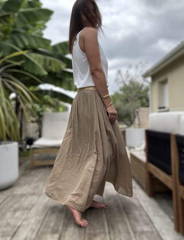 Jupe longue Elena – Camel Réf. : ELENA-CAMEL En stock Jupe longue en voile de coton camel. Taille élastique. Ceinture amovible. Doublée jusqu’au genou. Taille unique 36-42/44. Fabriquée en Italie. Description La jupe Elena en voile de coton est un essentiel de saison. Longue, fluide et confortable. Idéale pour les beaux jours. Détails du produit Nom : Elena Type : Jupe longue Couleur : Camel Matière : Voile de coton Doublure : Jusqu’au genou Taille : Unique (convient 36 à 42/44) Ceinture : Amovible, à nouer Fabrication : Italie Conseil style Associez-la avec un top blanc ou un débardeur beige pour un look lumineux et naturel. #ElenaJupe #JupeCamel #VoileDeCoton #MadeInItaly #LookEstival