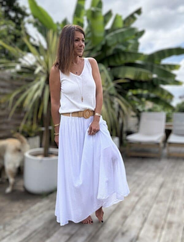 Jupe longue Elena – Blanc Réf. : ELENA-BLANC En stock Jupe longue blanche en voile de coton. Taille élastique. Ceinture incluse. Taille unique 36-42/44. Fabriquée en Italie. Existe en camel et vanille. Description Légère, fluide et élégante, la jupe Elena blanche est votre alliée parfaite pour l’été. Voile de coton, taille unique, ceinture amovible. Détails du produit Nom : Elena Type : Jupe longue Couleur : Blanc Matière : Voile de coton Doublure : Jusqu’au genou Taille : Unique (convient 36 à 42/44) Ceinture : Amovible incluse Fabrication : Italie Autres couleurs : Camel, Vanille Conseil style Associez-la avec un top en lin ou un débardeur fluide pour un look lumineux et naturel. #ElenaBlanche #JupeVoileCoton #LookÉté #MadeInItaly #JupeLongue