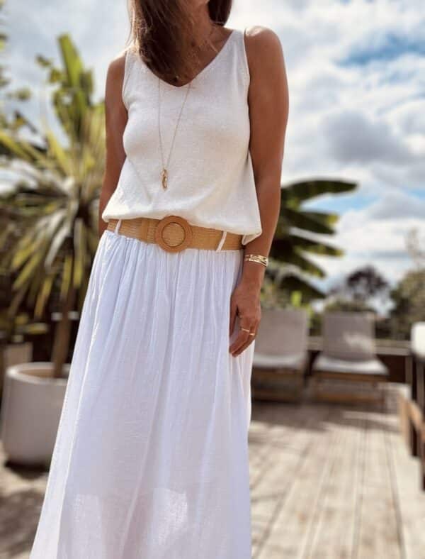 Jupe longue Elena – Blanc Réf. : ELENA-BLANC En stock Jupe longue blanche en voile de coton. Taille élastique. Ceinture incluse. Taille unique 36-42/44. Fabriquée en Italie. Existe en camel et vanille. Description Légère, fluide et élégante, la jupe Elena blanche est votre alliée parfaite pour l’été. Voile de coton, taille unique, ceinture amovible. Détails du produit Nom : Elena Type : Jupe longue Couleur : Blanc Matière : Voile de coton Doublure : Jusqu’au genou Taille : Unique (convient 36 à 42/44) Ceinture : Amovible incluse Fabrication : Italie Autres couleurs : Camel, Vanille Conseil style Associez-la avec un top en lin ou un débardeur fluide pour un look lumineux et naturel. #ElenaBlanche #JupeVoileCoton #LookÉté #MadeInItaly #JupeLongue
