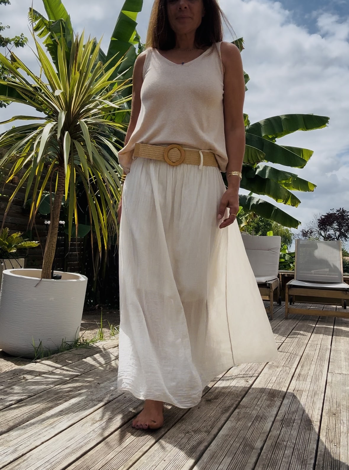 Jupe longue Elena – Vanille Réf. : ELENA-VANILLE En stock Jupe longue vanille en voile de coton. Taille élastique. Doublée jusqu’aux genoux. Taille unique 36-42/44. Fabriquée en Italie. Existe aussi en blanc et camel. Description Légère et doublée, la jupe Elena vanille est la pièce lumineuse parfaite pour la saison. Taille unique 36-42/44. Fabriquée en Italie. Détails du produit Nom : Elena Type : Jupe longue Couleur : Vanille Matière : Voile de coton Doublure : Jusqu’aux genoux Taille : Unique (36 à 42/44) Ceinture : Amovible incluse Fabrication : Italie Autres couleurs : Blanc, Camel Conseil style Associez Elena avec un top fluide ou une chemise nouée pour un look lumineux et estival. #ElenaVanille #JupeLongue #VoileCoton #LookÉté #MadeInItaly