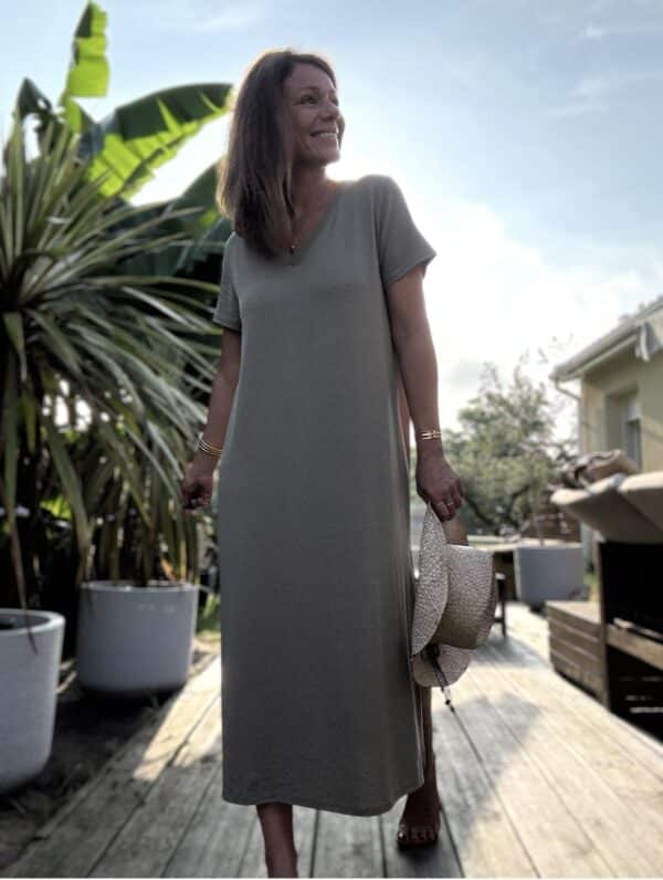 Robe Azia - Kaki Fabriquée en Italie, la robe Azia revient dans un kaki doux et naturel, parfait pour l'été. Coupe longue, fluide et féminine Col V délicat Fentes sur les côtés pour plus de confort Taille unique (convient du 36 au 40) Matière : 100% coton Couleur : kaki Facile à porter, douce sur la peau, elle s’adapte à toutes les envies. Parfaite pour une allure naturelle. Livraison rapide – expédition sous 2 à 4 jours ouvrés.