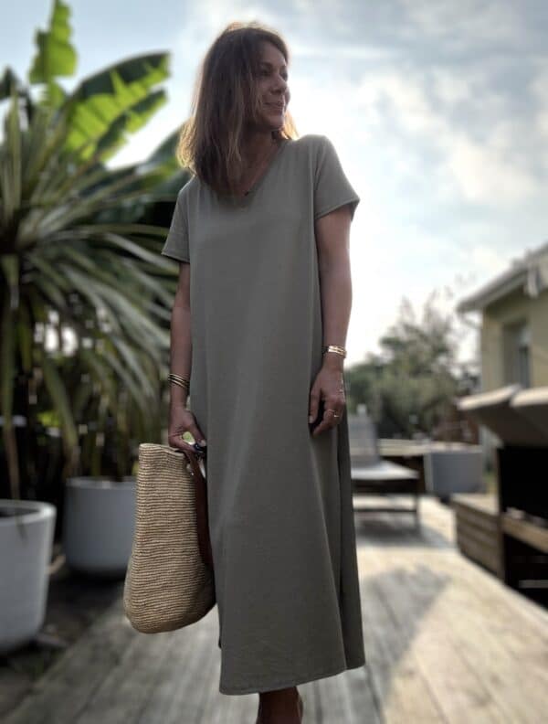 Robe Azia - Kaki Fabriquée en Italie, la robe Azia revient dans un kaki doux et naturel, parfait pour l'été. Coupe longue, fluide et féminine Col V délicat Fentes sur les côtés pour plus de confort Taille unique (convient du 36 au 40) Matière : 100% coton Couleur : kaki Facile à porter, douce sur la peau, elle s’adapte à toutes les envies. Parfaite pour une allure naturelle. Livraison rapide – expédition sous 2 à 4 jours ouvrés.