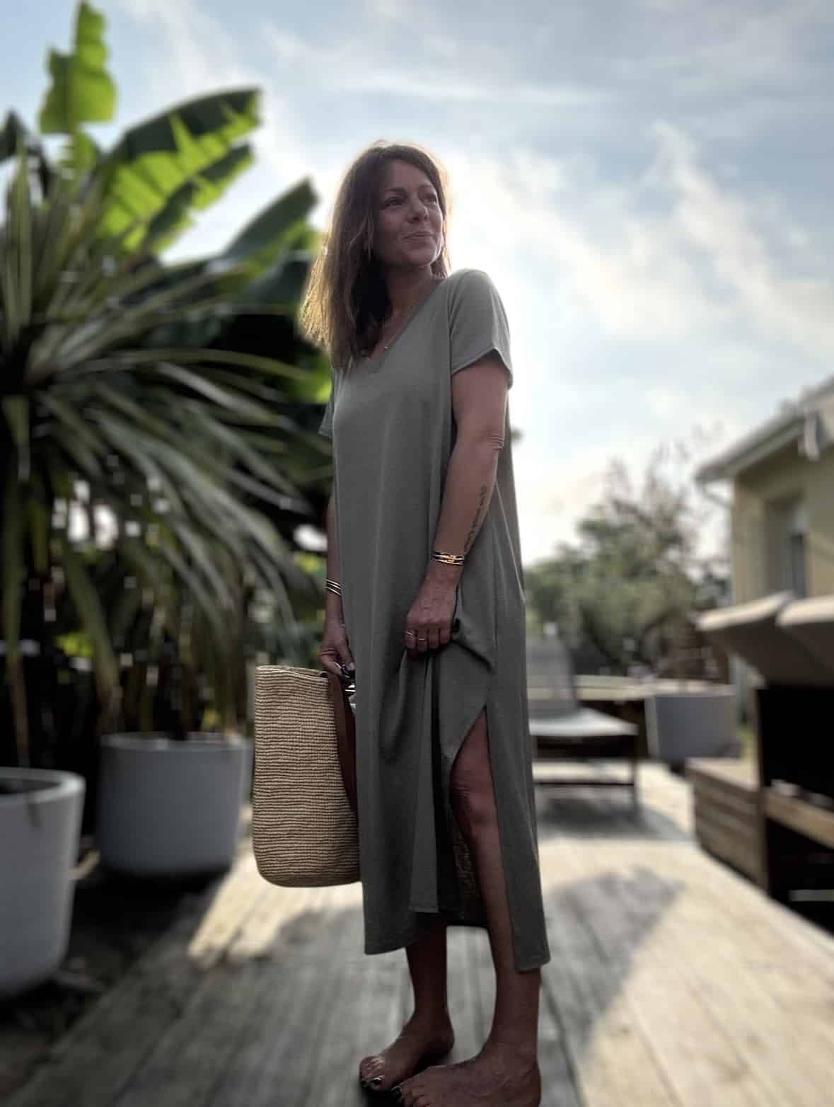Robe Azia - Kaki Fabriquée en Italie, la robe Azia revient dans un kaki doux et naturel, parfait pour l'été. Coupe longue, fluide et féminine Col V délicat Fentes sur les côtés pour plus de confort Taille unique (convient du 36 au 40) Matière : 100% coton Couleur : kaki Facile à porter, douce sur la peau, elle s’adapte à toutes les envies. Parfaite pour une allure naturelle. Livraison rapide – expédition sous 2 à 4 jours ouvrés.