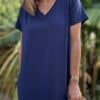 Robe Azia - Marine Fabriquée en Italie, la robe Azia est une robe longue en coton, idéale pour l’été. Coupe fluide et féminine Col V flatteur Fentes sur les côtés pour plus de liberté Taille unique (convient du 36 au 40) Matière : 100% coton Couleur : marine À la fois simple et élégante, elle s’adapte à toutes vos envies. À porter à la plage ou en ville. Livraison rapide – expédition sous 2 à 4 jours ouvrés.