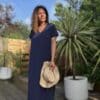 Robe Azia - Marine Fabriquée en Italie, la robe Azia est une robe longue en coton, idéale pour l’été. Coupe fluide et féminine Col V flatteur Fentes sur les côtés pour plus de liberté Taille unique (convient du 36 au 40) Matière : 100% coton Couleur : marine À la fois simple et élégante, elle s’adapte à toutes vos envies. À porter à la plage ou en ville. Livraison rapide – expédition sous 2 à 4 jours ouvrés.