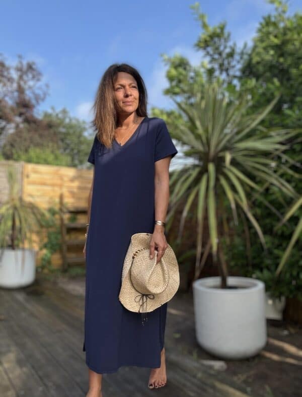 Robe Azia - Marine Fabriquée en Italie, la robe Azia est une robe longue en coton, idéale pour l’été. Coupe fluide et féminine Col V flatteur Fentes sur les côtés pour plus de liberté Taille unique (convient du 36 au 40) Matière : 100% coton Couleur : marine À la fois simple et élégante, elle s’adapte à toutes vos envies. À porter à la plage ou en ville. Livraison rapide – expédition sous 2 à 4 jours ouvrés.
