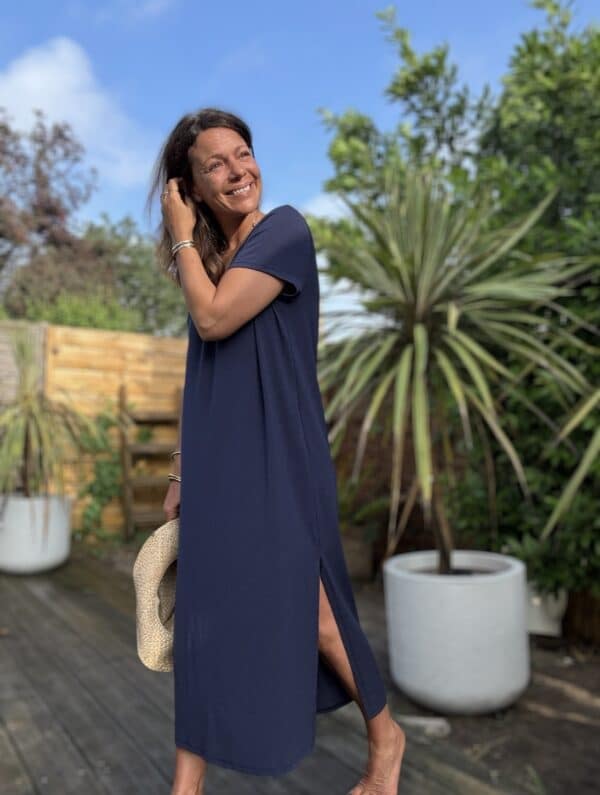 Robe Azia - Marine Fabriquée en Italie, la robe Azia est une robe longue en coton, idéale pour l’été. Coupe fluide et féminine Col V flatteur Fentes sur les côtés pour plus de liberté Taille unique (convient du 36 au 40) Matière : 100% coton Couleur : marine À la fois simple et élégante, elle s’adapte à toutes vos envies. À porter à la plage ou en ville. Livraison rapide – expédition sous 2 à 4 jours ouvrés.