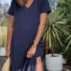 Robe Azia - Marine Fabriquée en Italie, la robe Azia est une robe longue en coton, idéale pour l’été. Coupe fluide et féminine Col V flatteur Fentes sur les côtés pour plus de liberté Taille unique (convient du 36 au 40) Matière : 100% coton Couleur : marine À la fois simple et élégante, elle s’adapte à toutes vos envies. À porter à la plage ou en ville. Livraison rapide – expédition sous 2 à 4 jours ouvrés.