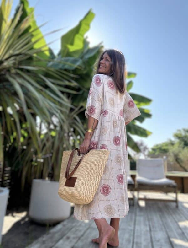 Robe longue PIPA – Beige & motifs framboise La robe PIPA allie légèreté, confort et style pour un été tout en douceur. Coloris : beige Motifs : framboise et beige Matière : double gaze de coton Coupe : longue et ample Col V avec 3 boutons décoratifs Manches courtes Poches sur les côtés Taille unique : convient du 38 au 44 Avec sa coupe fluide et ses détails délicats, la robe PIPA est idéale pour les beaux jours.