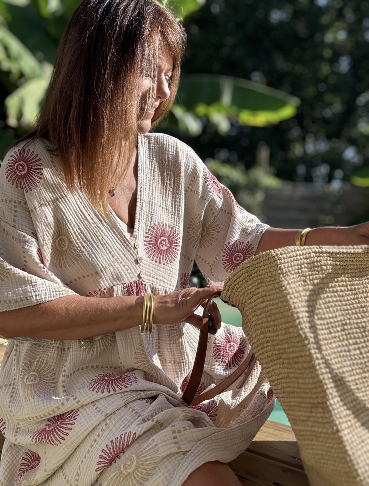 Robe longue PIPA – Beige & motifs framboise La robe PIPA allie légèreté, confort et style pour un été tout en douceur. Coloris : beige Motifs : framboise et beige Matière : double gaze de coton Coupe : longue et ample Col V avec 3 boutons décoratifs Manches courtes Poches sur les côtés Taille unique : convient du 38 au 44 Avec sa coupe fluide et ses détails délicats, la robe PIPA est idéale pour les beaux jours.