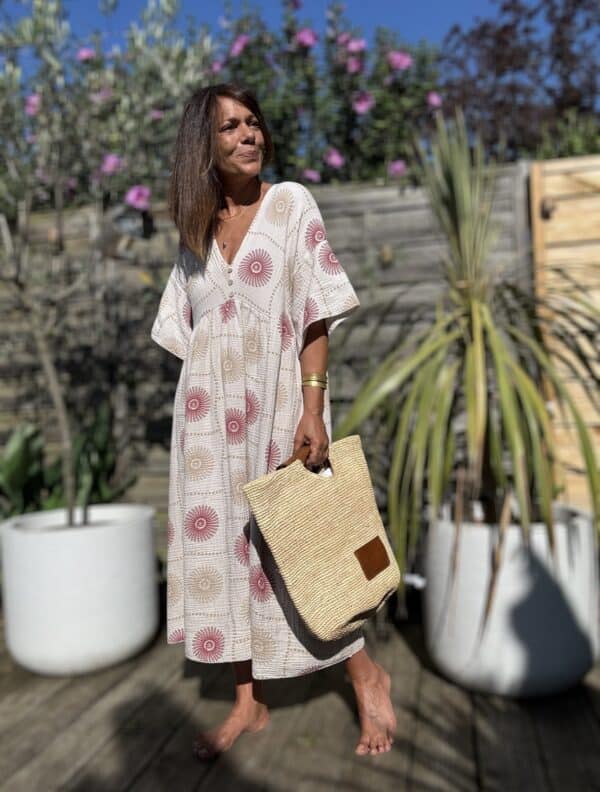 Robe longue PIPA – Beige & motifs framboise La robe PIPA allie légèreté, confort et style pour un été tout en douceur. Coloris : beige Motifs : framboise et beige Matière : double gaze de coton Coupe : longue et ample Col V avec 3 boutons décoratifs Manches courtes Poches sur les côtés Taille unique : convient du 38 au 44 Avec sa coupe fluide et ses détails délicats, la robe PIPA est idéale pour les beaux jours.