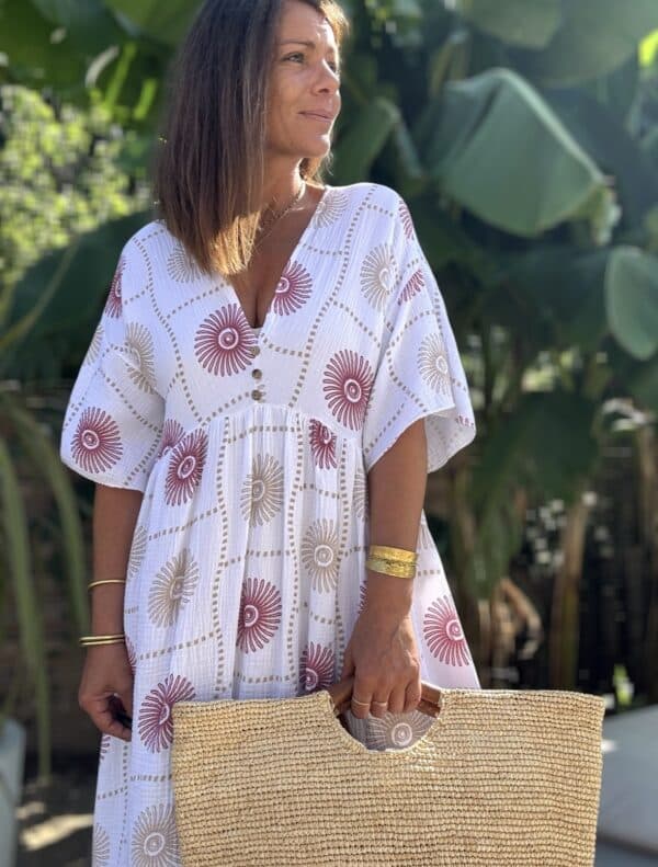 Robe longue PIPA – Blanche & motifs framboise La robe PIPA blanche est un modèle frais, féminin et parfait pour l'été. Coloris : blanc Motifs : framboise et beige Matière : double gaze de coton Coupe : longue, ample et fluide Col V avec 3 boutons décoratifs Manches courtes Poches discrètes sur les côtés Taille unique : convient du 38 au 44 Légère, élégante et agréable à porter, la robe PIPA est votre alliée chic et décontractée de l'été.