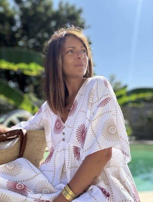 Robe longue PIPA – Blanche & motifs framboise La robe PIPA blanche est un modèle frais, féminin et parfait pour l'été. Coloris : blanc Motifs : framboise et beige Matière : double gaze de coton Coupe : longue, ample et fluide Col V avec 3 boutons décoratifs Manches courtes Poches discrètes sur les côtés Taille unique : convient du 38 au 44 Légère, élégante et agréable à porter, la robe PIPA est votre alliée chic et décontractée de l'été.