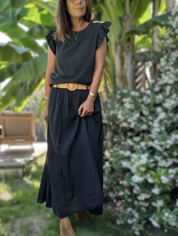 Jupe longue Elena – Voile de coton noir Élégante, fluide et pleine de charme, la jupe Elena est votre nouvelle pièce noire préférée. Couleur : noir Matière : voile de coton doublé Ceinture : amovible, à nouer Taille : unique (convient du 36 au 44) Coupe : longue, fluide, féminine Fabrication : italienne Associez-la au t-shirt Isaée noir pour un total look chic et confortable. Parfaite pour les journées d'été comme pour les soirées élégantes. Description courte : Jupe longue Elena en voile de coton noir, légère et doublée. Taille élastique confortable, ceinture amovible. Taille unique 36 à 44. Fabrication italienne.