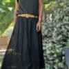 Jupe longue Elena – Voile de coton noir Élégante, fluide et pleine de charme, la jupe Elena est votre nouvelle pièce noire préférée. Couleur : noir Matière : voile de coton doublé Ceinture : amovible, à nouer Taille : unique (convient du 36 au 44) Coupe : longue, fluide, féminine Fabrication : italienne Associez-la au t-shirt Isaée noir pour un total look chic et confortable. Parfaite pour les journées d'été comme pour les soirées élégantes. Description courte : Jupe longue Elena en voile de coton noir, légère et doublée. Taille élastique confortable, ceinture amovible. Taille unique 36 à 44. Fabrication italienne.
