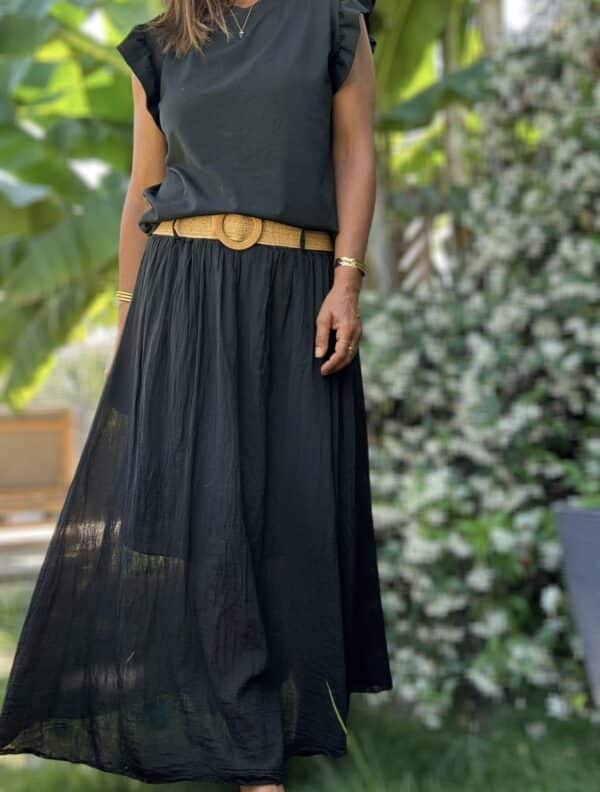 Jupe longue Elena – Voile de coton noir Élégante, fluide et pleine de charme, la jupe Elena est votre nouvelle pièce noire préférée. Couleur : noir Matière : voile de coton doublé Ceinture : amovible, à nouer Taille : unique (convient du 36 au 44) Coupe : longue, fluide, féminine Fabrication : italienne Associez-la au t-shirt Isaée noir pour un total look chic et confortable. Parfaite pour les journées d'été comme pour les soirées élégantes. Description courte : Jupe longue Elena en voile de coton noir, légère et doublée. Taille élastique confortable, ceinture amovible. Taille unique 36 à 44. Fabrication italienne.